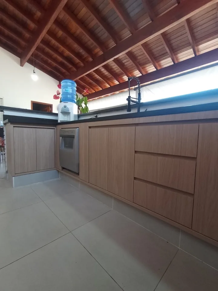 Torre de armário planejado preto com forno e micro-ondas embutidos e bancada de granito